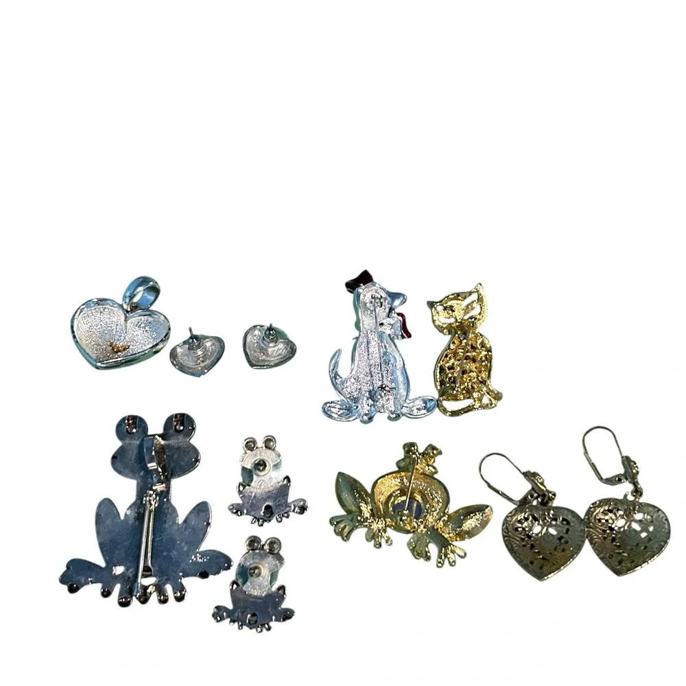 Lot of Jewelry Some Signed Frog Brooch With Earrings Cat Dog Brooch Heart Set - Picture 2 of 7